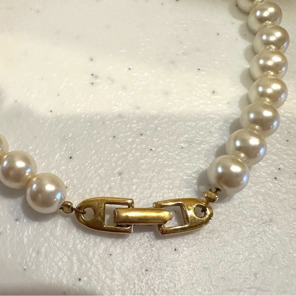 Vintage 1980’s Napier Necklace faux pearls, gold tone comes to a point, “V” - Picture 13 of 14